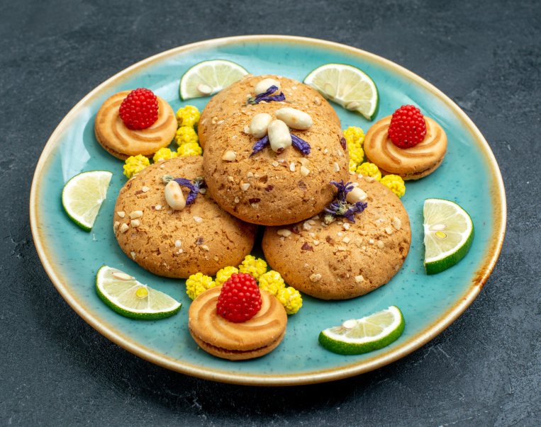 front-view-sugar-cookies-with-lemon-slices-grey-surface-pie-cookie-biscuit-sweet-cake